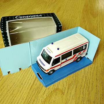 Cararama 康威車模 1/43 奔馳救護車 Mercedes Benz Ambulance