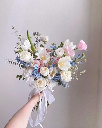 【鮮花】白粉藍色鬱金香藍星花自然風鮮花捧花