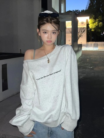 9th street美式鬆弛感白灰色斜肩上衣秋新款寬鬆慵懶辣妹露肩長袖上衣 (預購)