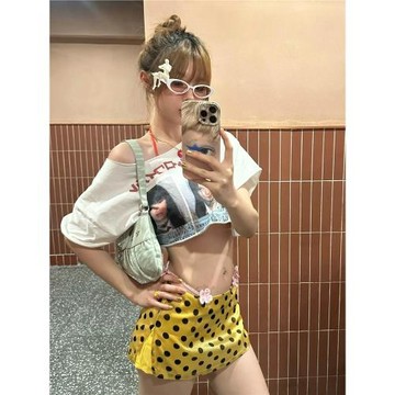 美式高街白色斜肩T恤女夏季海報印花千禧辣妹短袖短款露臍上衣y2k