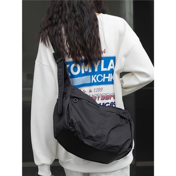 香港Beckeupth防水機能斜挎包男女日系運動風大容量郵差包情侶款