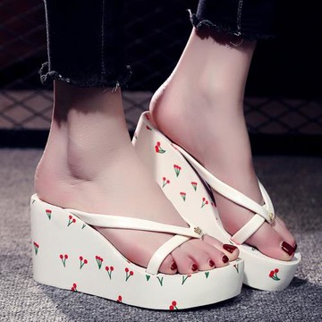 拖鞋女夏外穿網紅厚底松糕人字拖家用防滑拖鞋沙灘度假高跟涼拖鞋