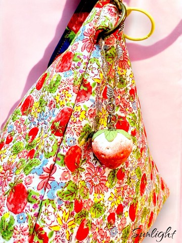 日光小巷手創 可愛手提草莓飯糰三角包化妝包 萬用包