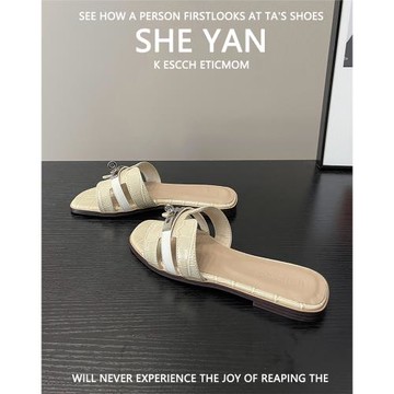 羊皮版~露趾平底鏤空一字拖2025年新款百搭金屬扣沙灘防滑涼拖鞋