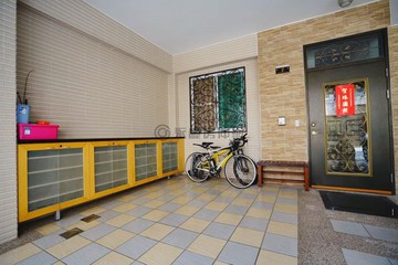 楠梓高大特區稀有釋出｜屋況好免整理社區型車庫透天｜高雄市楠梓區大學二街