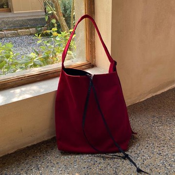 MOREGOOL 22/FW 原創紅色燈芯絨斜挎包 大容量水桶包 系帶托特包