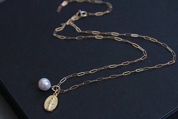 巴洛克珍珠與 Miraculous Medal 項鍊 14KGF 橢圓鍊身 可調長度