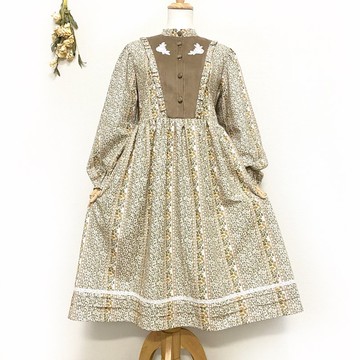 柔和花卉圖案 搭配蕾絲點綴的鄉村風洋裝