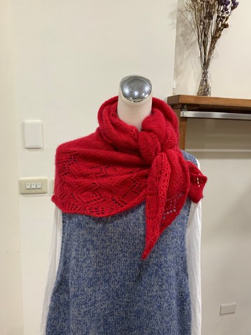 蔓延披肩圍巾。純手工編織。義大利優質線材。玫瑰紅。後片橢圓形