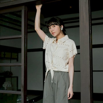 OB嚴選-日系純棉鏤空立體蕾絲綁帶排釦上衣《AB20105-》