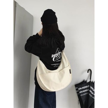 防水尼龍布袋斜挎包2024新款百搭餃子包簡約大容量學生上課單肩包