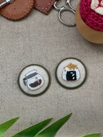 古銅色別針 刺繡手作 /飯糰與咖啡壺
