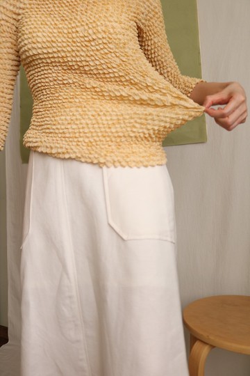 【 古著良品 】- 奶油黃半透三宅風壓縮皺摺紋理上衣