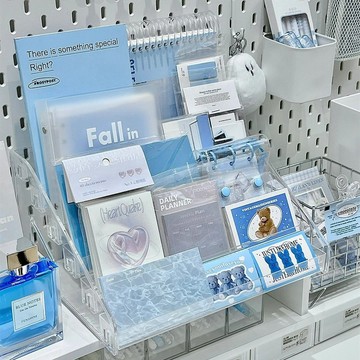 臺灣嚴選亞剋力cd小卡展示架立牌桌麵收納盒宿捨吧唧收納好物追星透明盒子