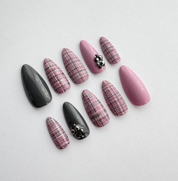 粉色斜紋軟呢×深灰色寶石美甲