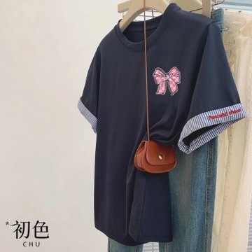 初色 休閒風寬鬆大碼中長款撞色條紋字母刺繡蝴蝶結印花圓領短袖T恤上衣女上衣-共3色-19367(M-4XL可選)