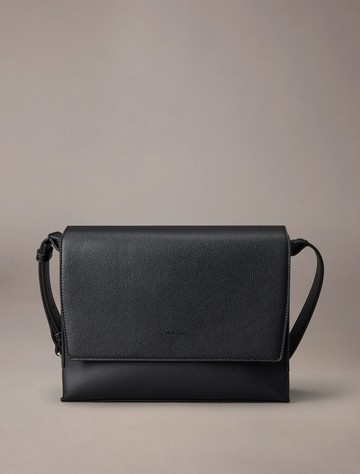 Calvin Klein 微細顆粒郵差包