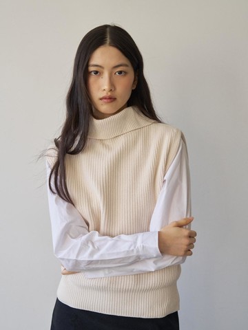 Velour Turtleneck Sleeveless Knit Vest [Beige]