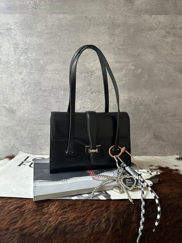 GUCCI 古馳 復古黑色肩背包 方正挺身輪廓 × 精緻金色小扣