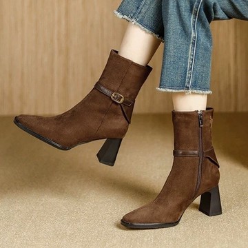 【35-42全尺碼】靴子．優雅絨布皮革拼接釦環側拉鍊方頭高跟短靴．白鳥麗子