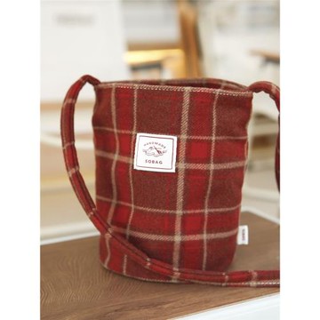 sobag新年紅色可愛格紋單肩斜挎小包女過年喜慶文藝水桶毛呢布包
