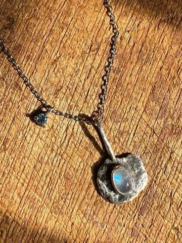 手作銀飾— 蛋面月光石包鑲不規則硫化墜飾+藍綠鋯石 925純銀項鍊