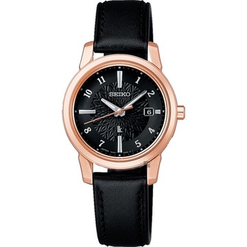 SEIKO精工 LUKIA 鈦 萬年曆太陽能電波女錶 新春換新 送禮首選 (SSQV086J/1B35-0AR0C)_SK045