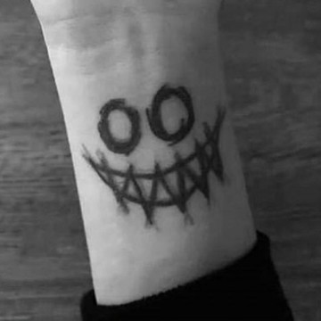 微刺青 小丑 紋身貼紙 👑大邱紋身👑【T08Z】小丑手背紋身貼 假刺青 輕紋身 防水 紋身 刺青 貼紙 刺青貼紙 T08