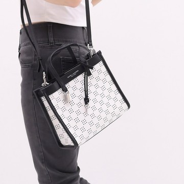 MARC JACOBS 壓印LOGO鏤空皮革兩用包.黑白