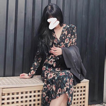 赫本風2022年女神范復古春裝新款連衣裙法式碎花森系氣質超仙V領