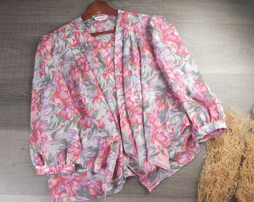 中號 | 復古花卉圖案女式襯衫| 高分辨率照片| 女裝上衣