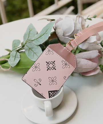 【KINAZ】老花圖騰頸繩証件卡片夾-香頌粉韻-遇見艾蜜莉系列(BB96288-MN)