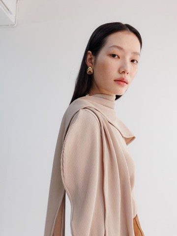 MUFFLER PLEATS LONG SLEEVE TOP - BEIGE