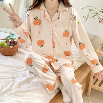 【lingling日系】全尺碼-甜橘笑臉側掀哺乳孕婦牛奶絲長袖二件式睡衣組(米白橘子)A4397