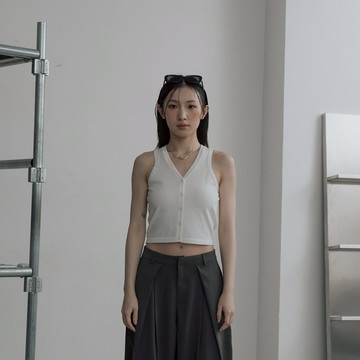 QUEENSHOP_S 女裝 質感開襟V領削肩針織背心-米白 現+預 【01099711】