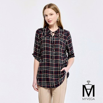 MYVEGA麥雪爾 MA荷葉邊翻領格紋綁結雪紡上衣-黑