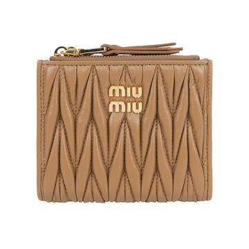 MIU MIU 金字納帕軟皮拉鍊零錢袋釦式二折短夾(焦糖色)