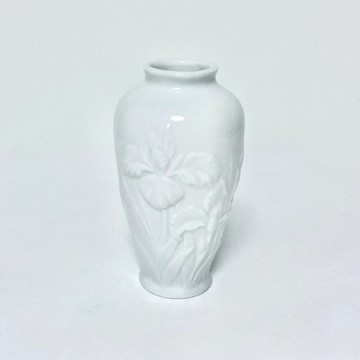 鳶尾花浮雕白瓷花瓶