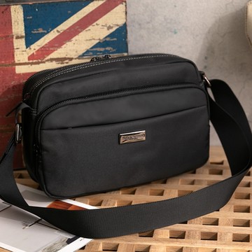 【金安德森】Alfred 小款拉鍊側背包-自信黑