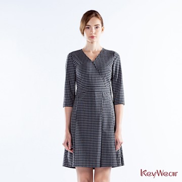 KeyWear奇威名品    珠鏈裝飾V領長袖洋裝-鐵灰色