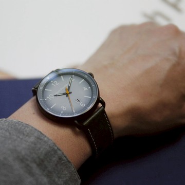 Hush Puppies 漸層休閒風日期真皮男錶(HP3882)-灰藍色