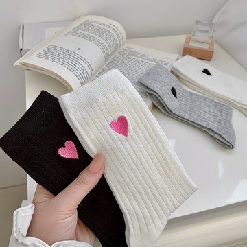 中筒襪 日系風可愛刺繡心 彈力舒適穿 四季百搭款 女生最愛款 防滑不掉落 時尚潮流感 輕柔親膚穿 台灣賣家 台灣出貨