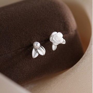 H44 日韓流行耳飾 S925銀針 質感不對稱珍珠山茶花 耳針 耳環