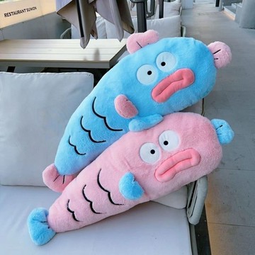 抱枕 靠枕🎀 丑魚長條沙發玩偶女生公仔睡覺毛絨玩具床上夾腿生日禮物娃娃靠墊