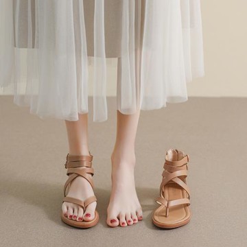 羅馬涼鞋女平底2025新款夾趾交叉帶軟底復古民族風大碼女鞋41一43