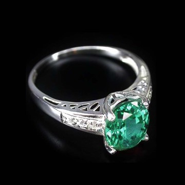 綠色托帕石銀戒指，適合做為禮物或生日戒指。