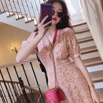 2022夏季新款法式氣質超仙初戀甜美風V領收腰顯瘦泡泡袖連衣裙女