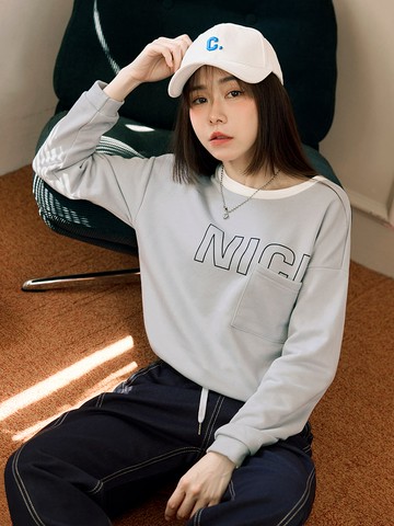 經典字母印花收腰短版大學T