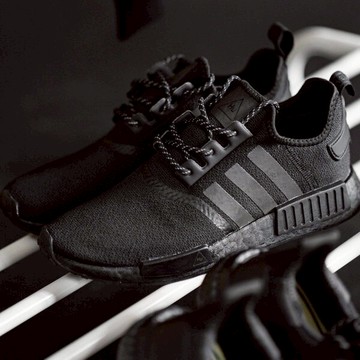 【滿額↘現折$100】【ADIDAS】NMD R1 X PHARRELL WILLIAMS 男鞋 休閒鞋 全黑 黑魂 菲董 BOOST 聯名 特價下殺 GY4977【勝利屋】