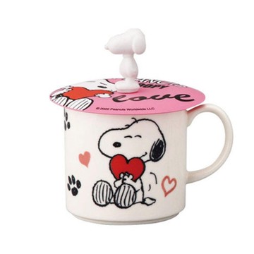 asdfkitty*特價 SNOOPY史努比 抱愛心 陶瓷馬克杯附矽膠杯蓋-日本正版商品
